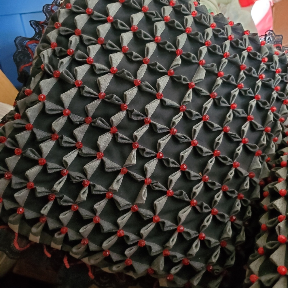 2 matching pillows